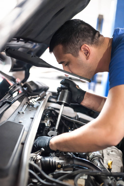 Mecánico de coches reparador técnico de servicio verificaciones y reparaciones de automóviles
 - Foto, imagen