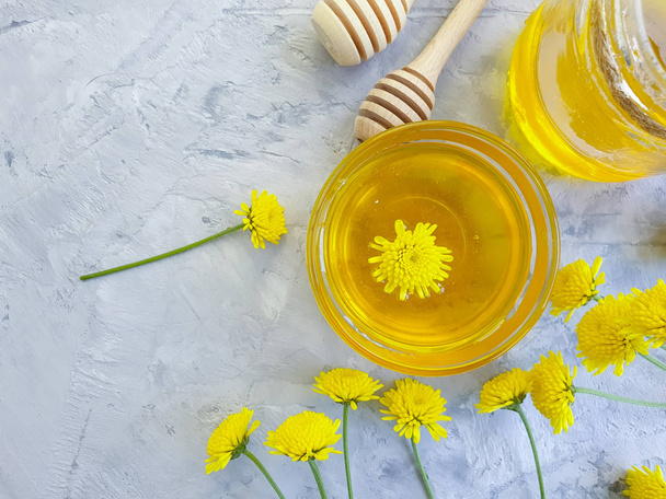 miel frais, fleur jaune sur fond de béton gris
 - Photo, image