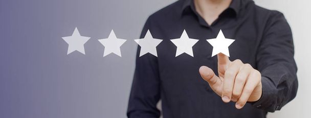 Benutzer gibt 5 Sterne für einen guten Service oder ein gutes Produkt. Überprüfung durch einen Geschäftsmann, Bewertung des Zufriedenheitsniveaus und des allgemeinen Ergebnisses in Management, Geschäft oder Leistung des Unternehmens. - Foto, Bild