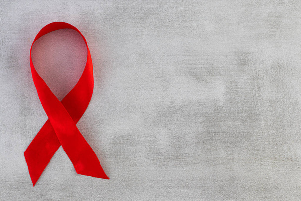 Ruban rouge - symbole de sensibilisation au sida sur le fond gris avec
  - Photo, image