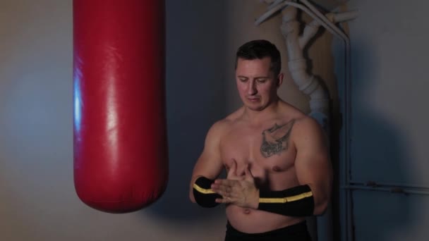 Mannelijke bokser buigt zijn armen voor de training. - Video