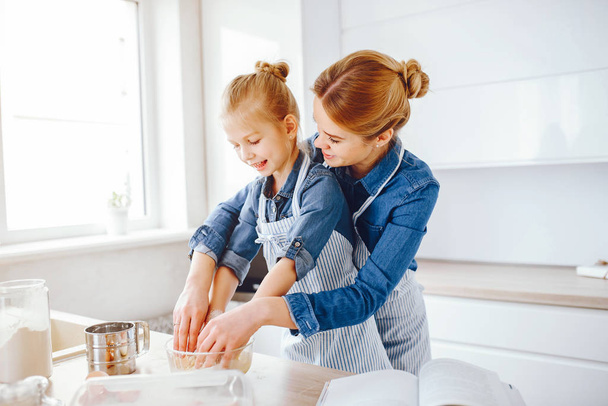 mother with daughter in the kitchen - Foto, Imagem