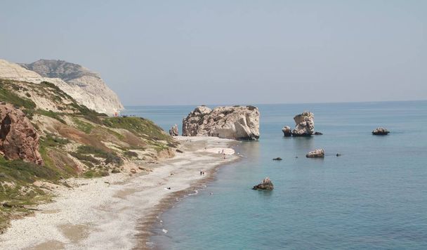 Petra-tou-Romiou, Kıbrıs, Kıbrıs, Akdeniz yakınlarındaki Afrodit 'in doğum yeri. Afrodit 'in plajı ve kayası, Paphos, Kıbrıs. Akdeniz 'deki deniz mağaraları, kayalar ve plajlar. - Fotoğraf, Görsel