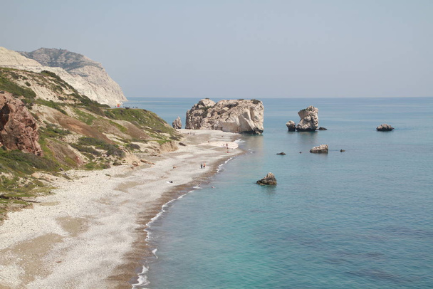 Petra-tou-Romiou, Kıbrıs, Kıbrıs, Akdeniz yakınlarındaki Afrodit 'in doğum yeri. Afrodit 'in plajı ve kayası, Paphos, Kıbrıs. Akdeniz 'deki deniz mağaraları, kayalar ve plajlar. - Fotoğraf, Görsel