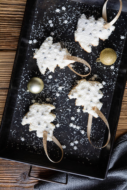 Wyciąć Christmas tree ciasteczka zwieńczone kremem waniliowym i strzępione kokosa - Zdjęcie, obraz