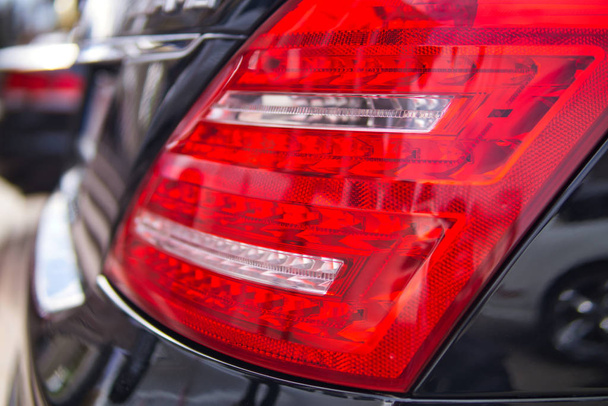 Closeup νέο προβολέα εμπρόσθιου φωτισμού στο σύγχρονο αυτοκίνητο. - Φωτογραφία, εικόνα