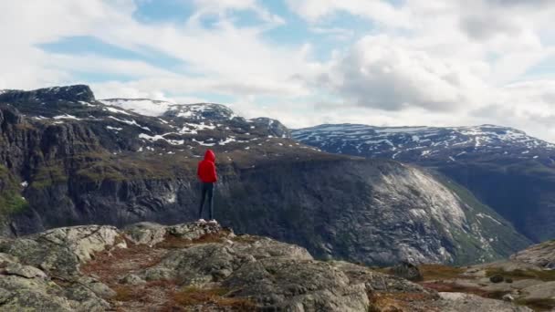 Tolle Aussicht von oben mit Wanderer in roter Jacke - Filmmaterial, Video