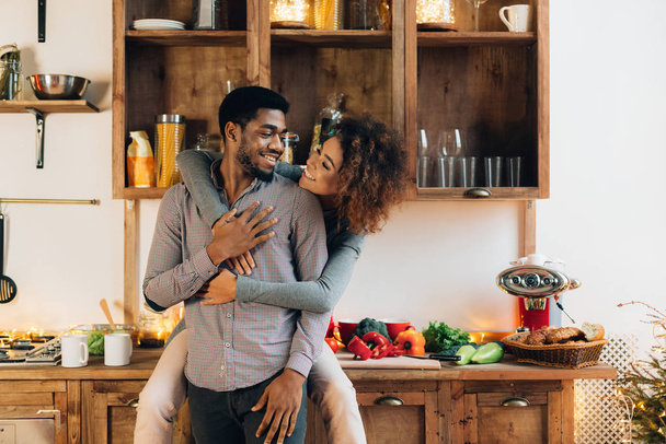 Aimer couple afro-américain profiter du temps ensemble dans la cuisine
 - Photo, image
