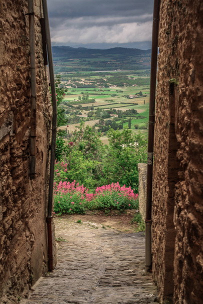 Francouzské středověké město v Provence - Gordes. Krásný panoramatický výhled na středověké město Gordes. Stará ulice Gordes, malé typické město v Provence, Francie. Krásná vesnice s výhledem na střechu a krajinu - Fotografie, Obrázek