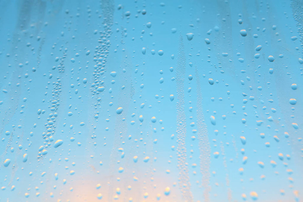 Krople deszczu na szklanej powierzchni  - Zdjęcie, obraz