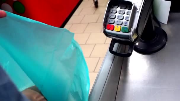Kreditkartenabrechnungsmaschine. Einkaufen im Lebensmittelgeschäft. Selektiver Fokus. Käufe - Filmmaterial, Video