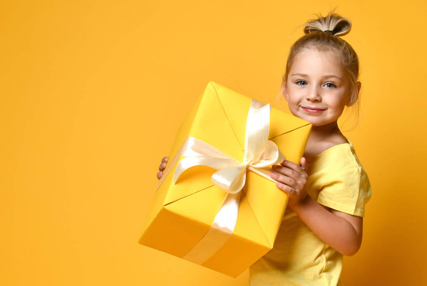 happy child girl with gift box - Fotó, kép