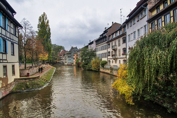 Strasbourg, Alsace, France. Traditional half timbered houses of Petite France. Traditional half-timbered houses. Pcturesque canals in the medieval fairytale town of Strasbourg, UNESCO World Heritage Site, Haut-Rhin, Alsace Wine Route - 写真・画像