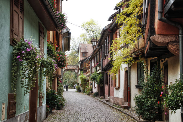 RIBEAUVILLE, RANSKA Hiljainen pieni Alsacen kaupunki Ribeauville ihmisiä kaduilla. historiallinen kylä Ribeauville, Perinteinen värikäs puutalot, suosittu matkailukohde Alsace Wine Route, Ranska
 - Valokuva, kuva
