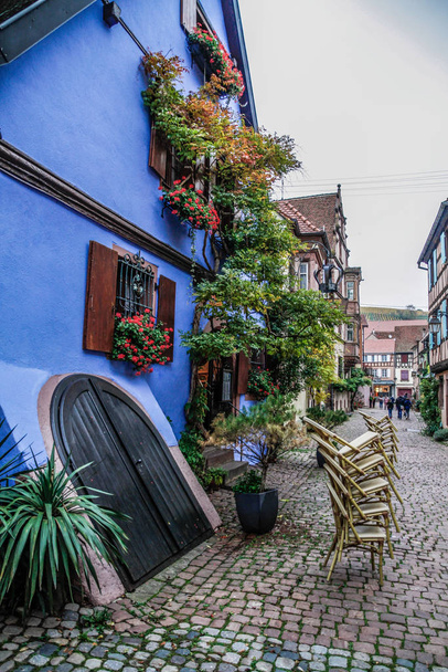 Alsace 'deki Riquewihr - Fransa' nın en güzel köylerinden biri. Ünlü asma yolu ve turist "romantik yol". Alsace Şarap Yolu - Fotoğraf, Görsel