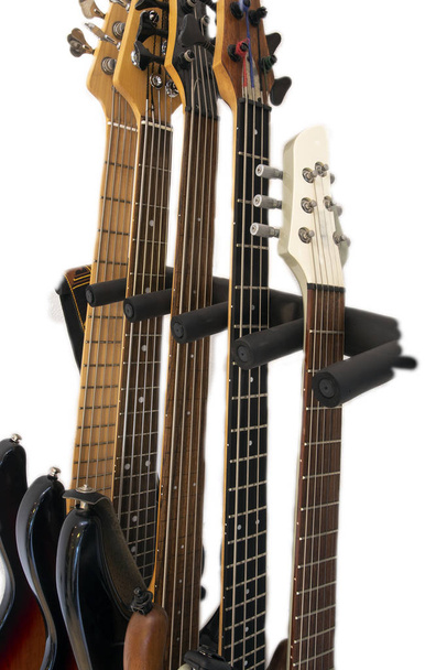 Різні електричні гітари в ряд ізольовані на білому тлі
 - Фото, зображення