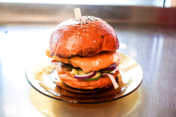 Hambúrguer de carne em um restaurante
 - Foto, Imagem