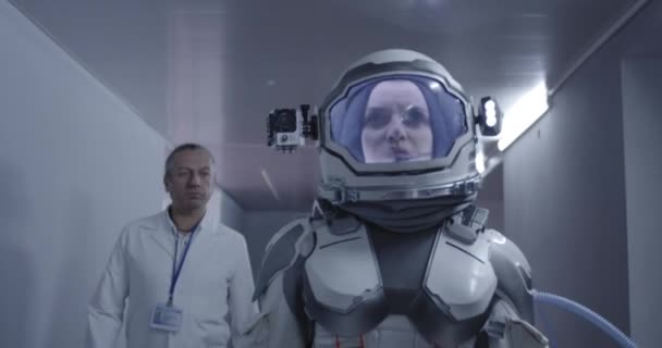 Astronauta mujer caminando por un pasillo
 - Imágenes, Vídeo
