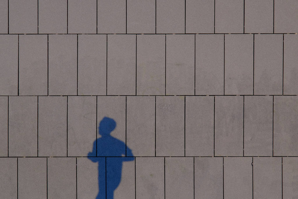 Sombra de pessoas projetada na estação de ônibus de Pamplona, Espanha
 - Foto, Imagem