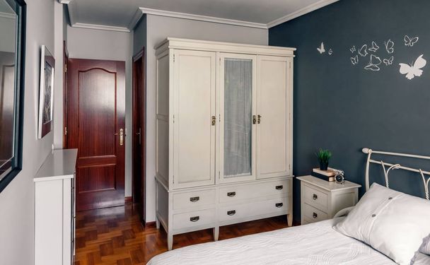 Elegant eingerichtetes Schlafzimmer mit Doppelbett - Foto, Bild