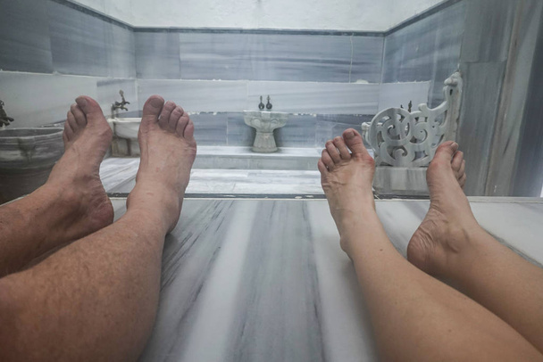 Estambul, Turquía Una pareja acostada en una losa de mármol caliente en un baño turco o Hamam
. - Foto, Imagen