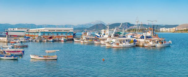 Poranny widok na Fisherman Jetty. Sektor akwakultury może przyczynić się do rozwoju gospodarki Grecji. Sztandar - Zdjęcie, obraz