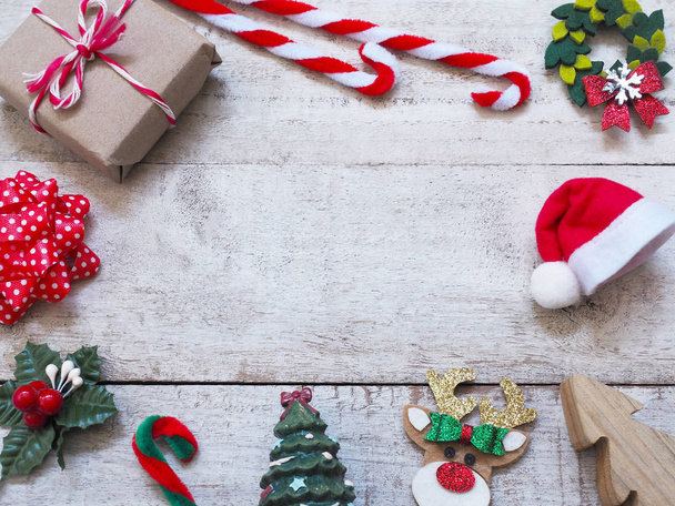  Decorações de Natal com ornamentos tradicionais em vinta branca
 - Foto, Imagem