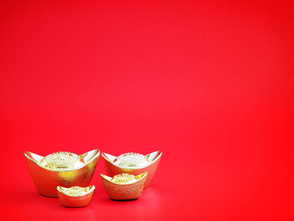 Oude Chinese gouden ingots op rode kleur voor Chinees nieuwjaar  - Foto, afbeelding