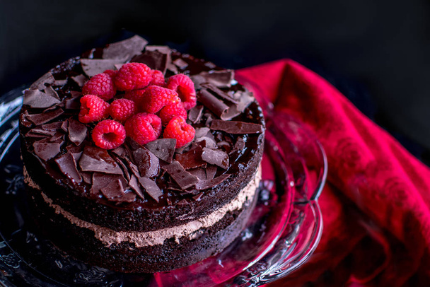 Primer plano de un delicioso pastel de capa de chocolate
 - Foto, imagen