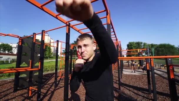 Erwachsener Sportler boxt - beim Streetworkout - Filmmaterial, Video