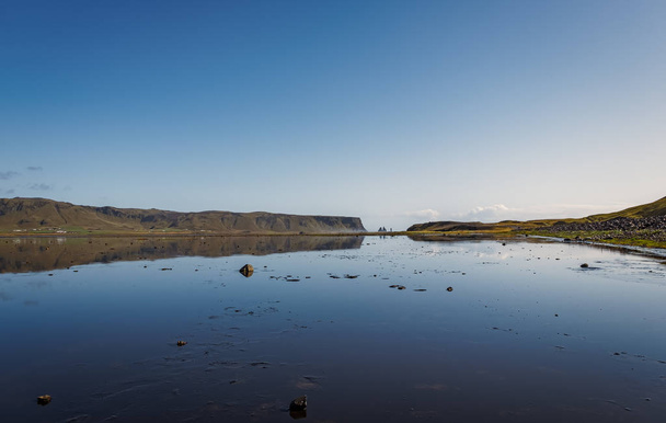 Bahía durante una salida, situada cerca de la playa Negro Reynisfjara y el pueblo de Vik. Sudurland, Islandia, Europa. Septiembre 2019
 - Foto, Imagen