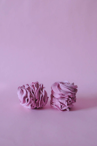 Σπιτικά ζαχαρωτά βατόμουρο ζέφυρος σε ροζ φόντο - Φωτογραφία, εικόνα