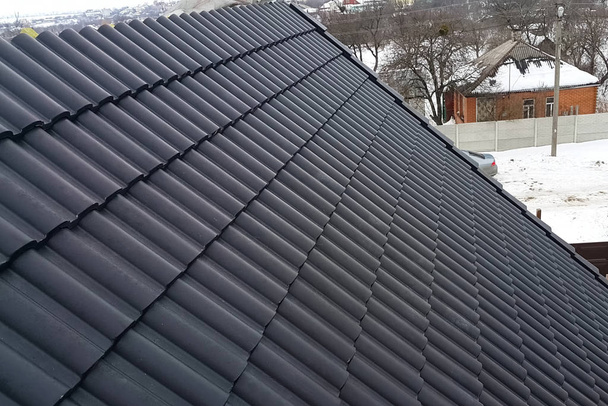 Verlegung des Hausdachs aus keramischen schwarzen Ziegeln. - Foto, Bild