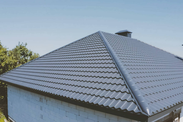 Harmaa-sininen metalli kattotiilet katolla talon. aaltopahvi
 - Valokuva, kuva