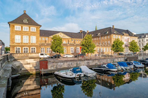 Kopenhagen, Denemarken - 26 juni 2019: Uitzicht op Nationaal Museum van Denemarken aan de dijk met boten. - Foto, afbeelding