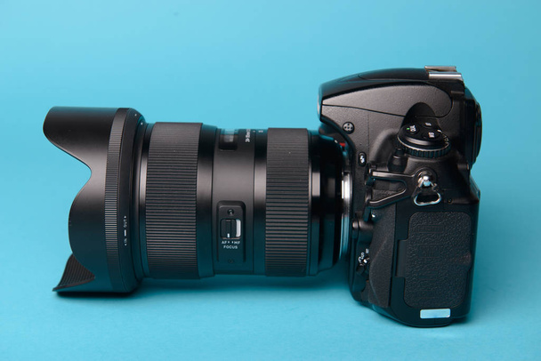 Ammattimainen moderni DSLR-kamera
 - Valokuva, kuva