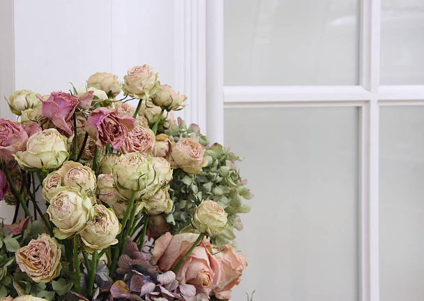 Bukiet suche różowe róże, zielone i fioletowe hortensje - Zdjęcie, obraz