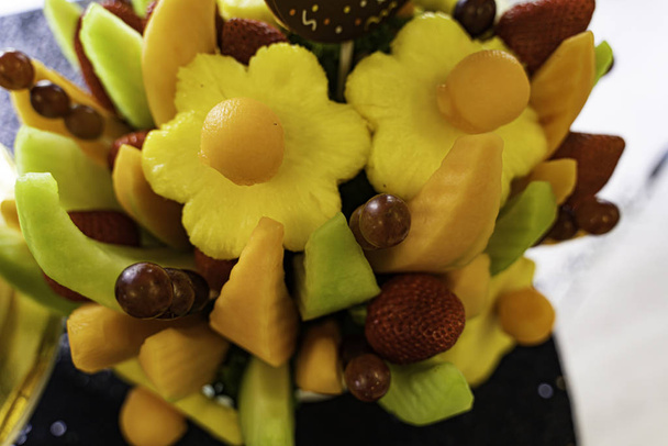 Σύνθεση καλαθιού φαγώσιμων φρούτων με ποικιλία φρούτων - Φωτογραφία, εικόνα