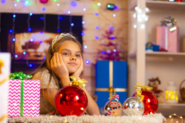 Kymmenen-vuotias tyttö unelmoi uudenvuoden lahjasta
 - Valokuva, kuva