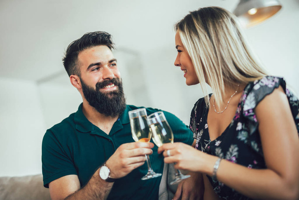 Bella giovane coppia sta tenendo bicchieri di champagne e smili
 - Foto, immagini