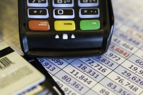 Credit Card Machine op spreadsheet met credit cards - Foto, afbeelding