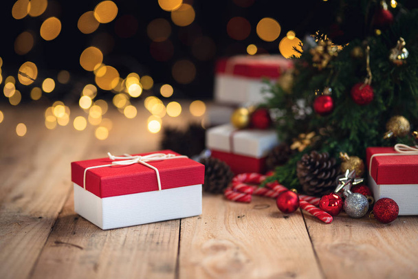 Різдвяний подарунок Соснові шишки і гілки На дереві
 - Фото, зображення