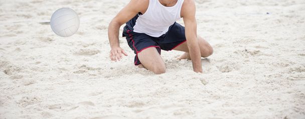 Un atleta de voleibol playa masculino en la cancha de voleibol. Equipo sp
 - Foto, Imagen