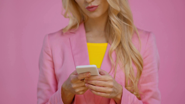 vista recortada de la mujer usando teléfono inteligente aislado en rosa
 - Imágenes, Vídeo
