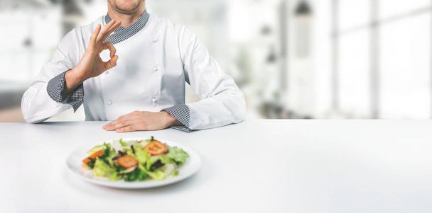 шеф-повар в ресторане показывает знак ОК с копировальным пространством
 - Фото, изображение