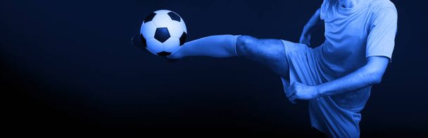 Крупним планом ноги і футбольне взуття футболіста в екшн-кікі
 - Фото, зображення