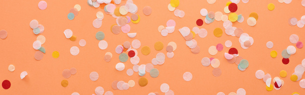 plano panorámico de confeti decorativo y colorido en naranja
 - Foto, Imagen