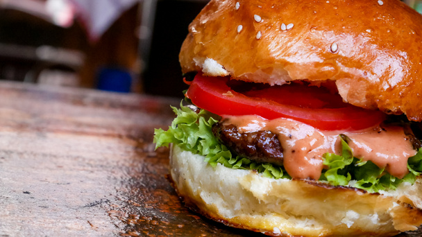 М'ясний гамбургер в ресторані
 - Фото, зображення