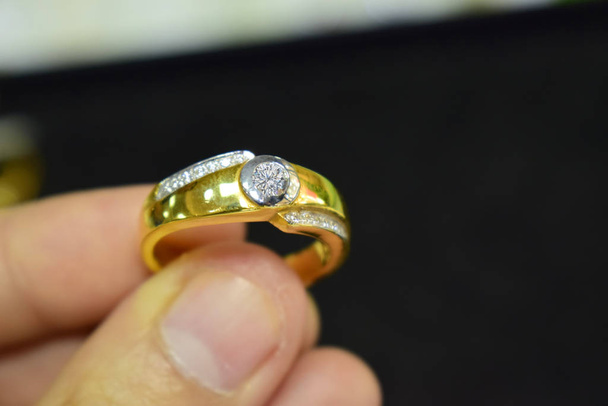 Diamante joyas anillo de colores, anillo de boda de lujo, caro
 - Foto, Imagen