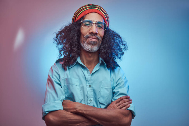Mavi gömlek ve bere giyen Afrikalı Rastafarian erkeğin stüdyo portresi.. - Fotoğraf, Görsel